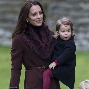 La duchesse Catherine de Cambridge et sa fille la princesse Charlotte à la messe de Noël célébrée en l'église St Mark d'Englefield, dans le Berkshire, le 25 décembre 2016.