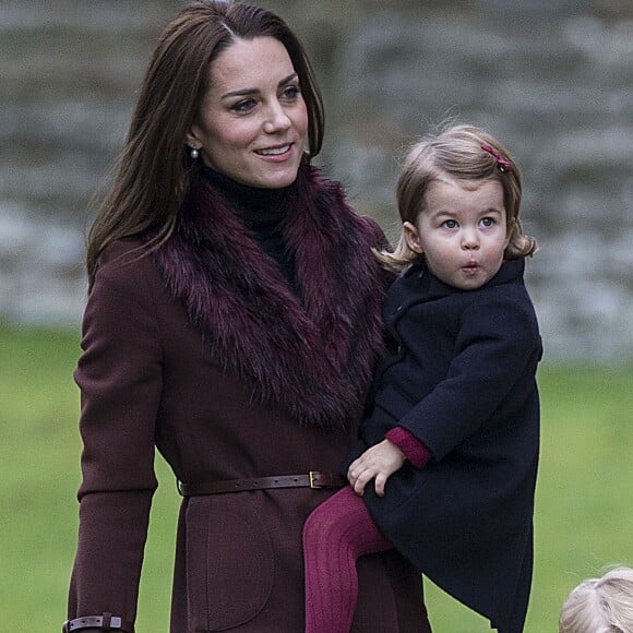 La duchesse Catherine de Cambridge et sa fille la princesse Charlotte à la messe de Noël célébrée en l'église St Mark d'Englefield, dans le Berkshire, le 25 décembre 2016.