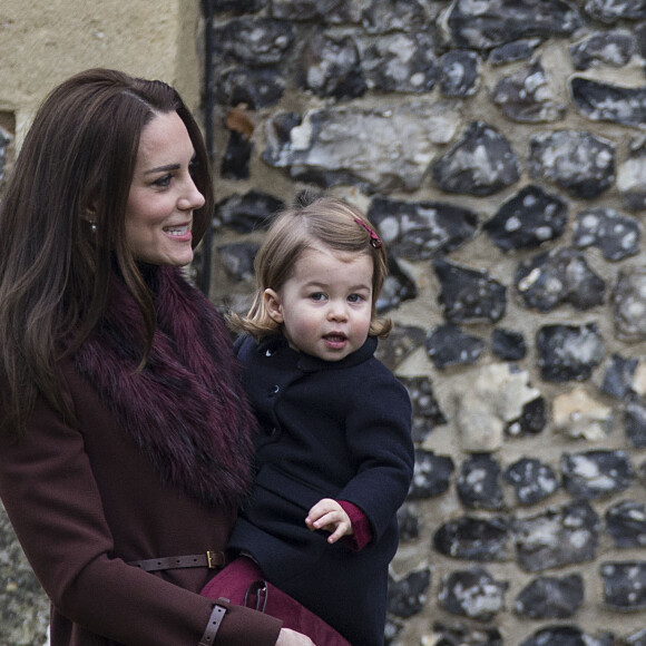La duchesse Catherine de Cambridge et sa fille la princesse Charlotte à la messe de Noël célébrée en l'église St Mark d'Englefield, dans le Berkshire, le 25 décembre 2016.