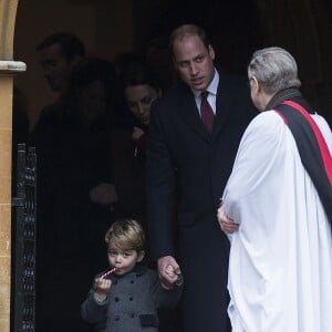 Le prince William et son fils le prince George de Cambridge à la sortie de la messe de Noël célébrée en l'église St Mark d'Englefield, dans le Berkshire, le 25 décembre 2016.