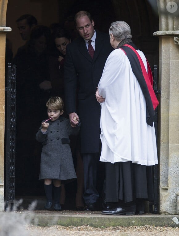 Le prince William et son fils le prince George de Cambridge à la sortie de la messe de Noël célébrée en l'église St Mark d'Englefield, dans le Berkshire, le 25 décembre 2016.