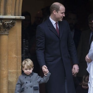 Le prince William et son fils le prince George de Cambridge à la sortie de la messe de Noël célébrée en l'église St Mark d'Englefield, dans le Berkshire, le 25 décembre 2016.