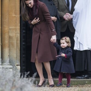 La duchesse Catherine de Cambridge et sa fille la princesse Charlotte (en arrière-plan, Carole et Michael Middleton) à la messe de Noël célébrée en l'église St Mark d'Englefield, dans le Berkshire, le 25 décembre 2016.