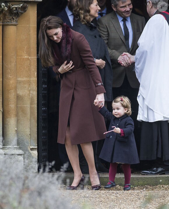 La duchesse Catherine de Cambridge et sa fille la princesse Charlotte (en arrière-plan, Carole et Michael Middleton) à la messe de Noël célébrée en l'église St Mark d'Englefield, dans le Berkshire, le 25 décembre 2016.