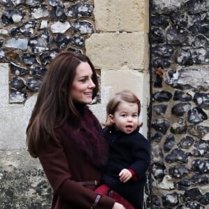 La duchesse Catherine de Cambridge portant sa fille la princesse Charlotte lors de la messe de Noël célébrée en l'église St Mark d'Englefield, dans le Berkshire, le 25 décembre 2016.