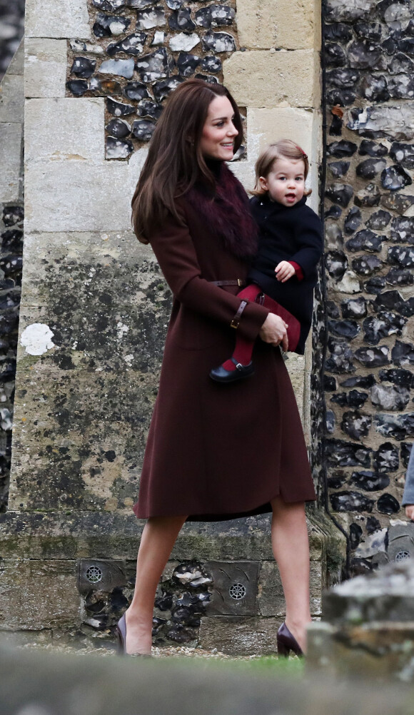 La duchesse Catherine de Cambridge portant sa fille la princesse Charlotte lors de la messe de Noël célébrée en l'église St Mark d'Englefield, dans le Berkshire, le 25 décembre 2016.