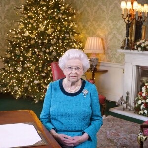 La reine Elizabeth II photographiée dans le salon Régence au palais de Buckingham lors de l'enregistrement de son message de Noël diffusé dans tout le Commonwealth le 25 décembre 2016.