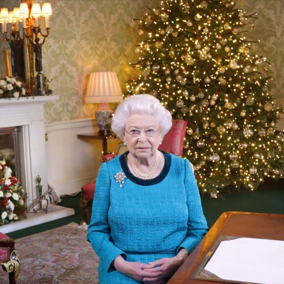 La reine Elizabeth II photographiée dans le salon Régence au palais de Buckingham lors de l'enregistrement de son message de Noël diffusé dans tout le Commonwealth le 25 décembre 2016.