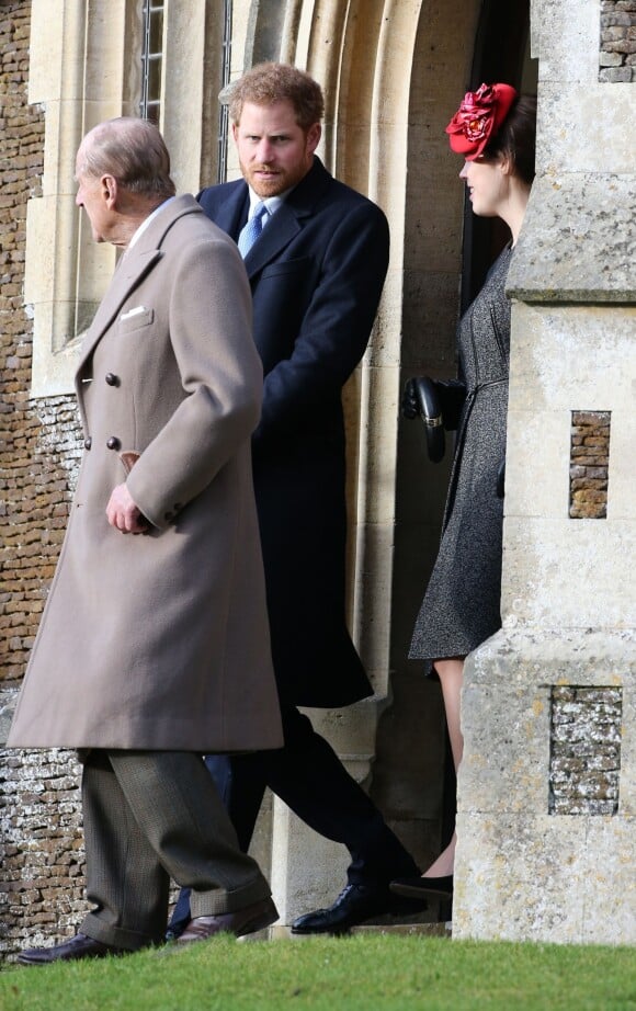 Le duc d'Edimbourg suivi par ses petits-enfants le prince Harry et la princesse Eugenie à la sortie de la messe de Noël en l'église St Mary à Sandringham (Norfolk) le 25 décembre 2016.
