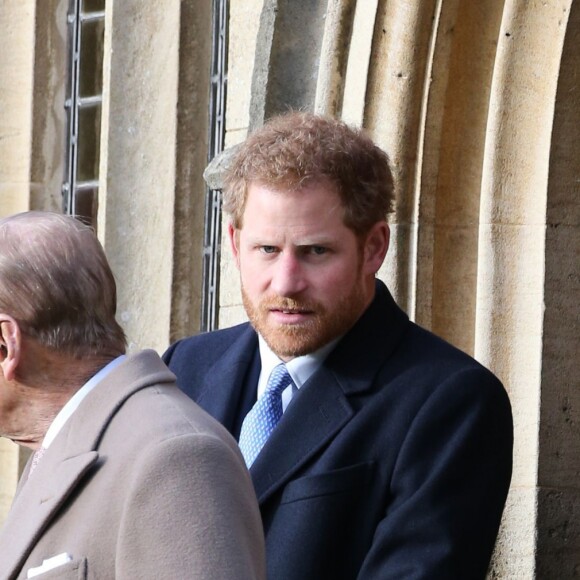 Le duc d'Edimbourg suivi par ses petits-enfants le prince Harry et la princesse Eugenie à la sortie de la messe de Noël en l'église St Mary à Sandringham (Norfolk) le 25 décembre 2016.
