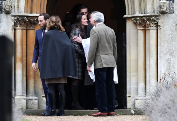 James et Pippa Middleton avec leurs parents Carole et Michael le 25 décembre 2016 à la messe de Noël célébrée en l'église St Mark d'Englefield, dans le Berkshire, où Pippa et son fiancé James Matthews, également présent, célébreront le 20 mai 2017 leur mariage.