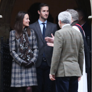 Pippa Middleton et son fiancé James Matthews le 25 décembre 2016 à la messe de Noël célébrée en l'église St Mark d'Englefield, dans le Berkshire, où ils célébreront le 20 mai 2017 leur mariage.