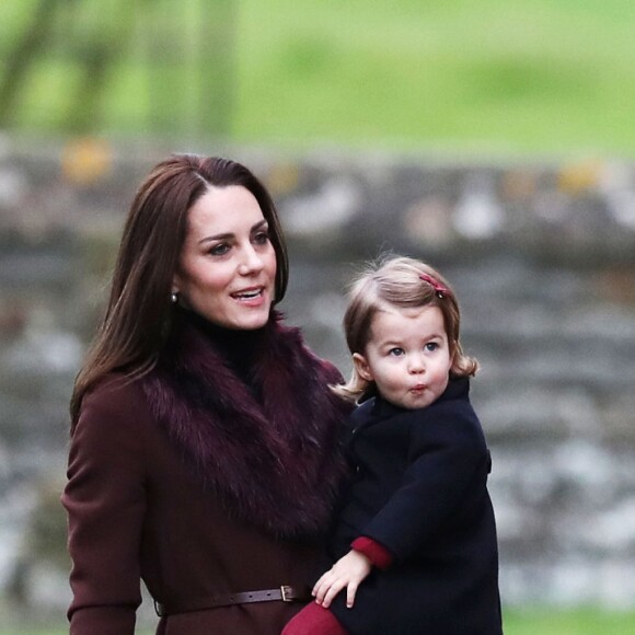 La duchesse Catherine de Cambridge et le prince William, leurs enfants George et Charlotte de Cambridge et la famille Middleton étaient réunis pour assister le 25 décembre 2016 à la messe de Noël célébrée en l'église St Mark d'Englefield, dans le Berkshire, où Pippa et son fiancé James Matthews, également présents, célébreront le 20 mai 2017 leur mariage.