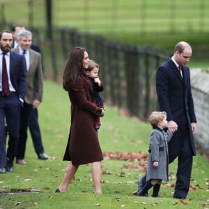 La duchesse Catherine de Cambridge et le prince William, leurs enfants George et Charlotte de Cambridge, ainsi que Carole et Michael Middleton, James Middleton et Pippa Middleton avec son fiancé James Matthews étaient réunis pour assister le 25 décembre 2016 à la messe de Noël célébrée en l'église St Mark d'Englefield, dans le Berkshire, où Pippa et son fiancé James Matthews célébreront le 20 mai 2017 leur mariage.