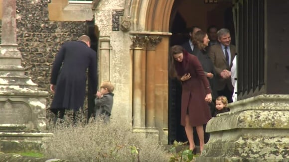 Le duc et la duchesse de Cambridge avec leurs enfants et la famille Middleton à la sortie de l'église St Mark à Englefield, dans le Berkshire, après la messe au matin de Noël, le 25 décembre 2016.