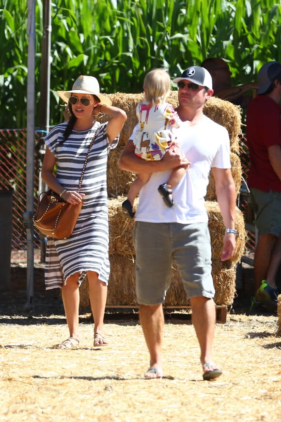 Nick et Vanessa Lachey emmènent leurs enfants Camden John Lachey et Brooklyn Elisabeth Lachey dans un parc à Los Angeles le 8 octobre 2016.