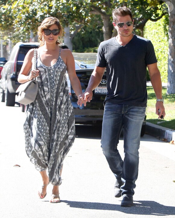Vanessa Minnillo enceinte et son mari Nick Lachey sortent de chez le médecin à Brentwood, le 22 juillet 2014.