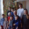 La reine Margrethe II de Danemark et le prince consort Henrik entourés de leurs huit petits-enfants au pied du sapin de Noël : debout derrière, le prince Felix, le prince Henrik et le prince Nikolai, et, au premier plan, le prince Vincent, la princesse Josephine, la princesse Athena, le prince Henrik et la princesse Isabella. Photo publiée par le compte Instagram de la cour royale danoise au matin de Noël le 25 décembre 2016.