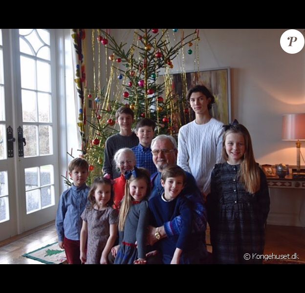 La reine Margrethe II de Danemark et le prince consort Henrik entourés de leurs huit petits-enfants au pied du sapin de Noël : debout derrière, le prince Felix, le prince Henrik et le prince Nikolai, et, au premier plan, le prince Vincent, la princesse Josephine, la princesse Athena, le prince Henrik et la princesse Isabella. Photo publiée par le compte Instagram de la cour royale danoise au matin de Noël le 25 décembre 2016.