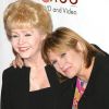 Carrie Fisher et sa mère Debbie Reynolds au photocall de "Life Benefit" le 19 août 2003