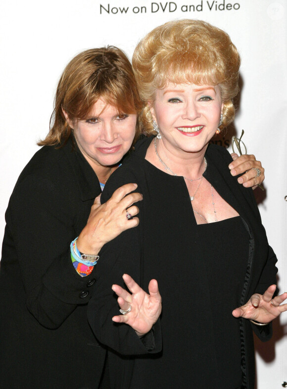 Carrie Fisher et sa mère Debbie Reynolds au photocall de "Life Benefit" le 19 août 2003
