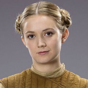 Carrie Fisher dans le rôle de la princesse Leia dans le premier épisode de la saga "Star Wars". Billie Lourd dans "Star Wars: Episode VII - Le réveil de la Force" en (2015). Elle interprète le rôle du Lieutenant Connix.