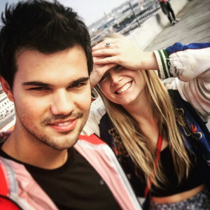 Taylor Lautner rend hommage à Billie Lourd, sa possible petite amie, alors que l'on vient d'apprendre la mort de sa mère, Carrie Fisher. Sur Intsgram, le 27 décembre 2016.