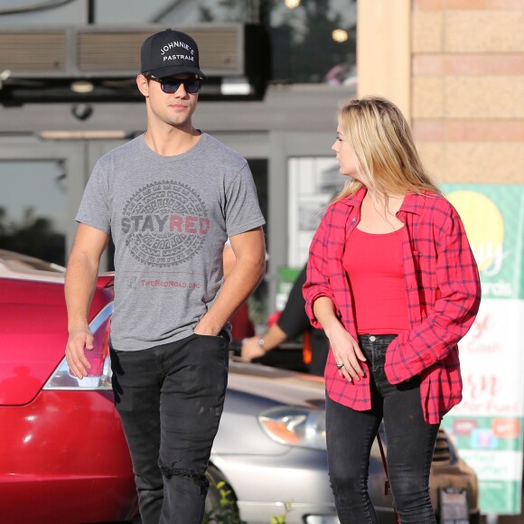 Exclusif - Taylor Lautner et Billie Lourd vont faire des courses chez Walmart et Party City à Los Angeles, le 8 décembre 2016. © CPA/Bestimage