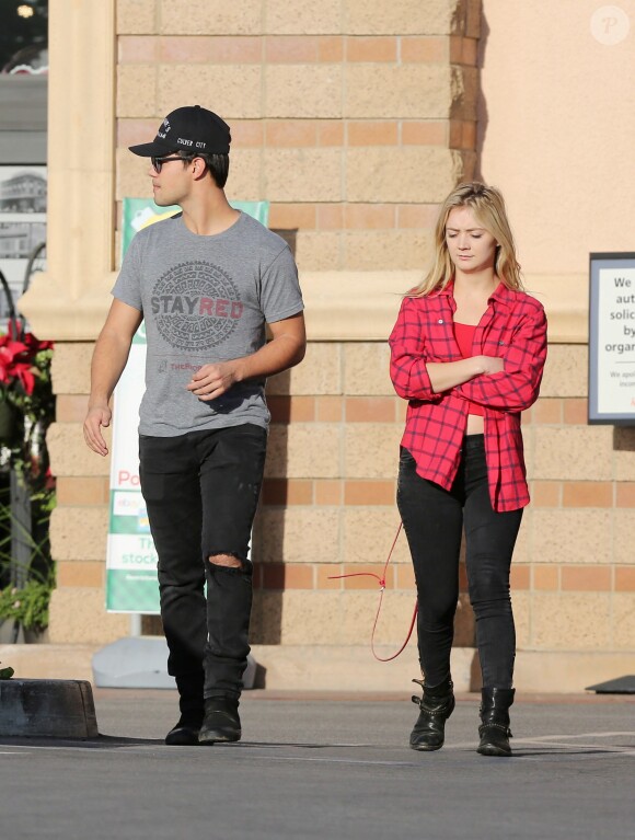Exclusif - Taylor Lautner et Billie Lourd vont faire des courses chez Walmart et Party City à Los Angeles, le 8 décembre 2016. © CPA/Bestimage