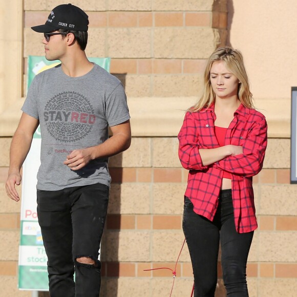 Exclusif - Taylor Lautner et Billie Lourd vont faire des courses chez Walmart et Party City à Los Angeles, le 8 décembre 2016. © CPA/Bestimage