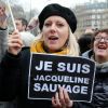 La condamnation de Jacqueline Sauvage à dix ans de réclusion criminelle en décembre 2015 pour le meurtre de son mari violent et abusif avait suscité une forte mobilisation populaire, notamment une manifestation le 23 janvier 2016 appelant le président François Hollande à intervenir.