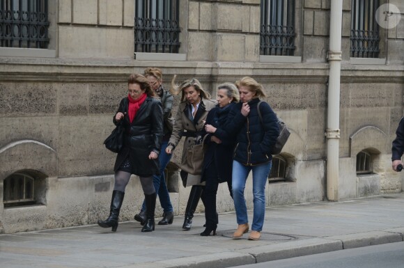 Les filles de Jacqueline Sauvage, accompagnées par les avocates de celle-ci, avaient été reçues à l'Elysée le 29 janvier 2016 par le président François Hollande, après la condamnation de leur mère à dix ans de réclusion pour le meurtre de son mari violent. Onze mois plus tard, le chef de l'Etat a accordé la grâce totale à Jacqueline Sauvage.