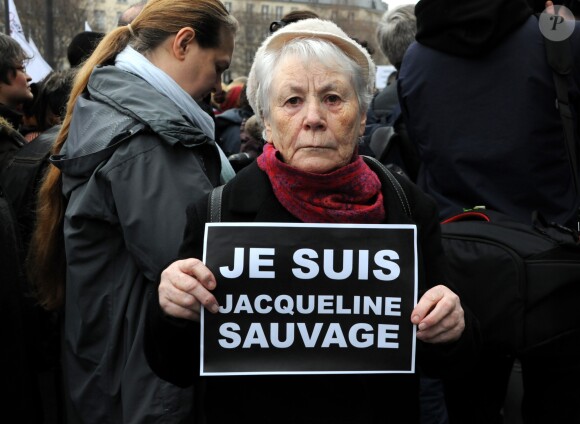 La condamnation de Jacqueline Sauvage à dix ans de réclusion criminelle en décembre 2015 pour le meurtre de son mari violent et abusif avait suscité une forte mobilisation populaire, notamment une manifestation le 23 janvier 2016 appelant le président François Hollande à intervenir.