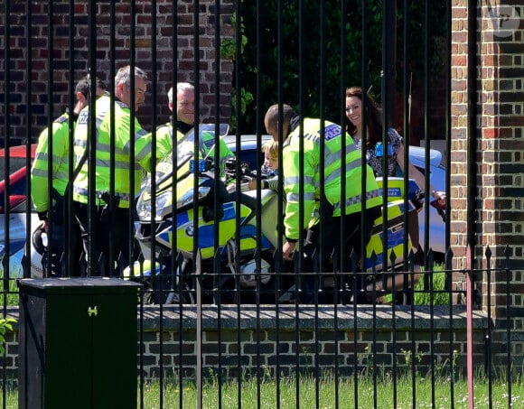 Le prince George de Cambridge, fils du prince William et de la duchesse Catherine, a vécu une riche année 2016. En mai, il a notamment eu l'occasion de monter sur une moto de la police métropolitaine, sous les yeux de sa maman.