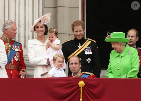 Le prince George de Cambridge, fils du prince William et de la duchesse Catherine, a vécu une riche année 2016. Lors de la parade Trooping the Colour, en juin, il a notamment attiré des ennuis à son père, rappelé à l'ordre par la reine Elizabeth II après s'être accroupi pour parler avec lui.