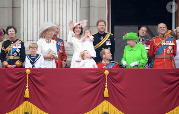 Le prince George de Cambridge, fils du prince William et de la duchesse Catherine, a vécu une riche année 2016. Lors de la parade Trooping the Colour, en juin, il a notamment attiré des ennuis à son père, rappelé à l'ordre par la reine Elizabeth II après s'être accroupi pour parler avec lui.