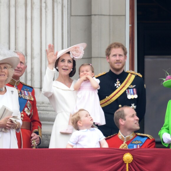 Le prince George de Cambridge, fils du prince William et de la duchesse Catherine, a vécu une riche année 2016. Lors de la parade Trooping the Colour, en juin, il a notamment attiré des ennuis à son père, rappelé à l'ordre par la reine Elizabeth II après s'être accroupi pour parler avec lui.