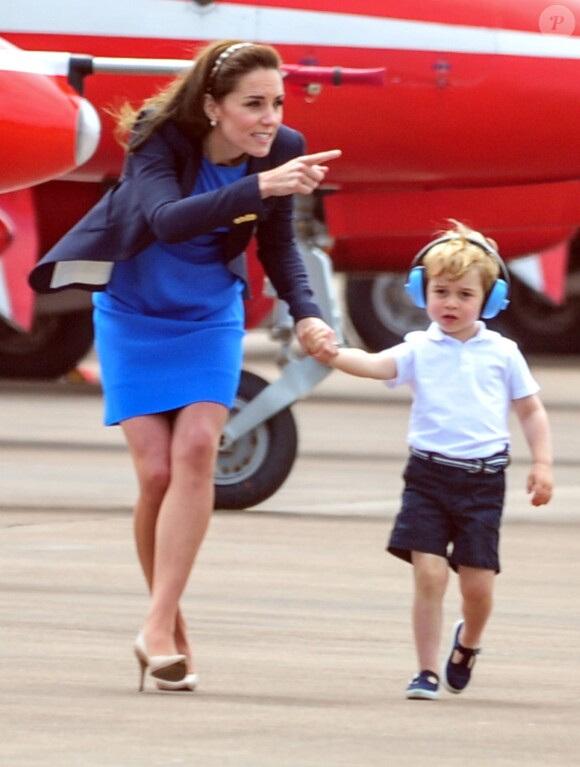 Le prince George de Cambridge, fils du prince William et de la duchesse Catherine, a vécu une riche année 2016. Lors du salon aérien Royal International Air Tattoo à la base RAF de Fairford, il s'est régalé...