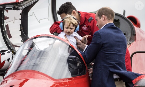 Le prince George de Cambridge, fils du prince William et de la duchesse Catherine, a vécu une riche année 2016. Lors du salon aérien Royal International Air Tattoo à la base RAF de Fairford, il s'est régalé...