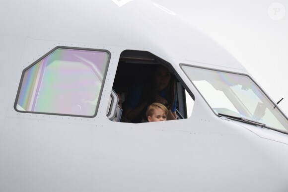 Le prince George de Cambridge, fils du prince William et de la duchesse Catherine, a vécu une riche année 2016. Lors du salon aérien Royal International Air Tattoo à la base RAF de Fairford, il s'est régalé...