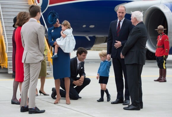 Le prince George de Cambridge, fils du prince William et de la duchesse Catherine, a vécu une riche année 2016, se permettant même le 24 septembre de mettre un vent au Premier ministre canadien Justin Trudeau venu accueillir la famille à son arrivée à Victoria.