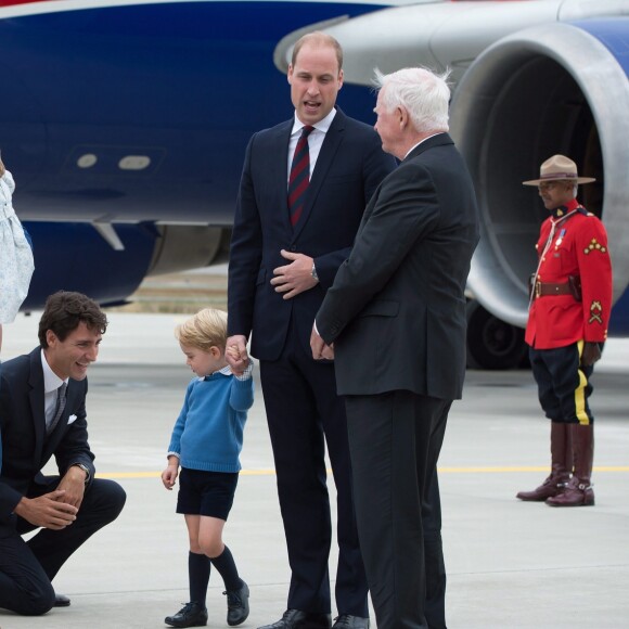 Le prince George de Cambridge, fils du prince William et de la duchesse Catherine, a vécu une riche année 2016, se permettant même le 24 septembre de mettre un vent au Premier ministre canadien Justin Trudeau venu accueillir la famille à son arrivée à Victoria.