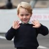 Le prince George de Cambridge, fils du prince William et de la duchesse Catherine, a vécu une riche année 2016. Le 1er octobre, lors du départ de la petite famille du Canada au terme de la tournée royale, il a montré son art du double coucou !