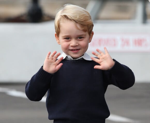Le prince George de Cambridge, fils du prince William et de la duchesse Catherine, a vécu une riche année 2016. Le 1er octobre, lors du départ de la petite famille du Canada au terme de la tournée royale, il a montré son art du double coucou !