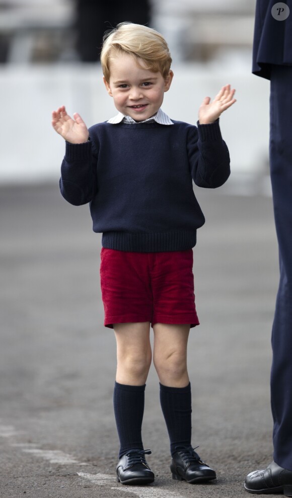 Le prince George de Cambridge, fils du prince William et de la duchesse Catherine, a vécu une riche année 2016. Le 1er octobre, lors du départ de la petite famille du Canada au terme de la tournée royale, il a montré son art du double coucou !