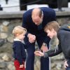 Le prince George de Cambridge, fils du prince William et de la duchesse Catherine, a vécu une riche année 2016, marquée par la tournée royale au Canada qui s'est achevée le 1er octobre. Comme à l'arrivée avec le Premier ministre Justin Trudeau, le garçonnet a snobé un jeune homme venu leur dire au revoir (photo).