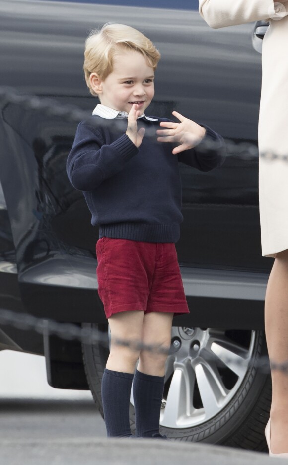 Le prince George de Cambridge, fils du prince William et de la duchesse Catherine, a vécu une riche année 2016. Le 1er octobre, lors du départ de la petite famille du Canada au terme de la tournée royale, il a montré son art du double coucou !