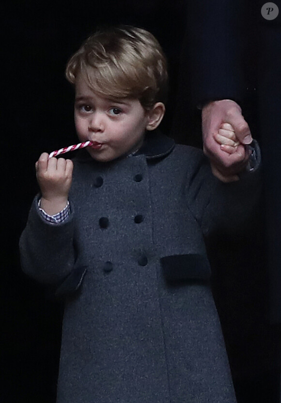 Le prince George de Cambridge, fils du prince William et de la duchesse Catherine, a vécu une riche année 2016. Il a passé les fêtes avec les Middleton dans le Berkshire et eu droit à une friandise lors de la messe de Noël.