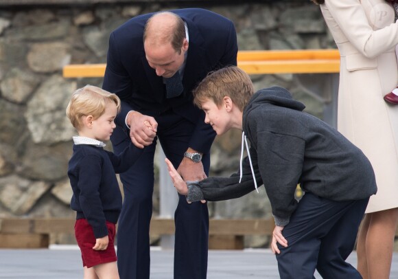 Le prince George de Cambridge, fils du prince William et de la duchesse Catherine, a vécu une riche année 2016, marquée par la tournée royale au Canada qui s'est achevée le 1er octobre. Comme à l'arrivée avec le Premier ministre Justin Trudeau, le garçonnet a snobé un jeune homme venu leur dire au revoir (photo).