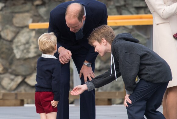 Le prince George de Cambridge, fils du prince William et de la duchesse Catherine, a vécu une riche année 2016, marquée par la tournée royale au Canada qui s'est achevée le 1er octobre. Comme à l'arrivée avec le Premier ministre Justin Trudeau, le garçonnet a snobé un jeune homme venu leur dire au revoir (photo).